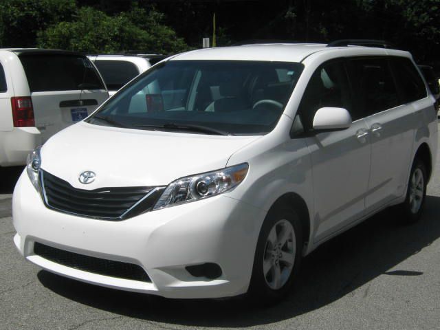 Toyota Sienna 2011 photo 1