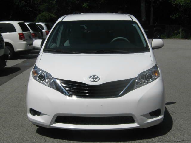 Toyota Sienna 2011 photo 2