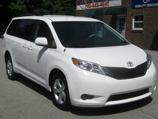 Toyota Sienna 2011 photo 3