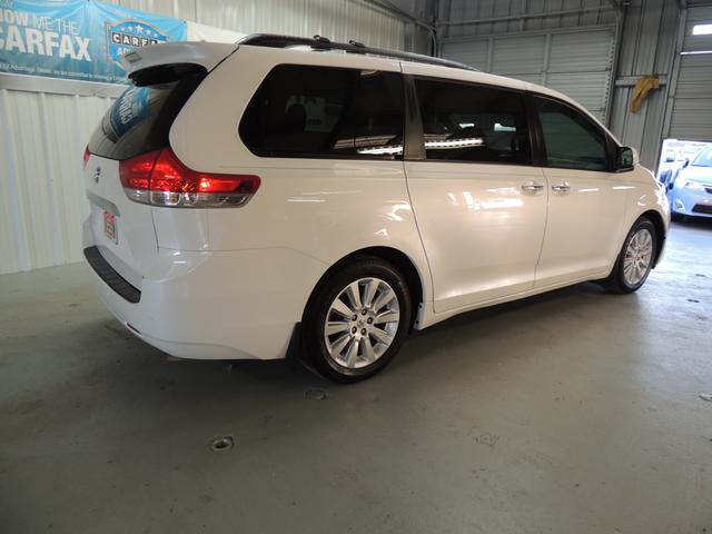 Toyota Sienna 2011 photo 3