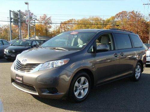 Toyota Sienna 2011 photo 1