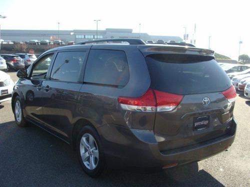 Toyota Sienna 2011 photo 2