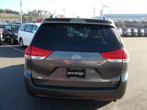 Toyota Sienna 2011 photo 3