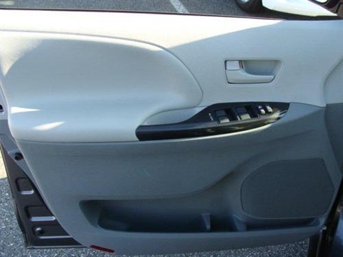 Toyota Sienna 2011 photo 4