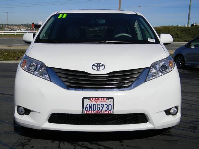 Toyota Sienna 2011 photo 1