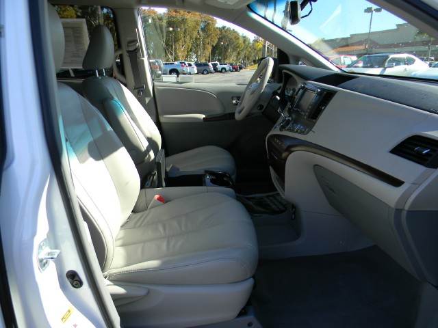 Toyota Sienna 2011 photo 2