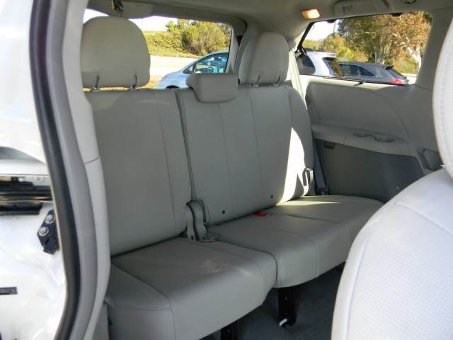 Toyota Sienna 2011 photo 3