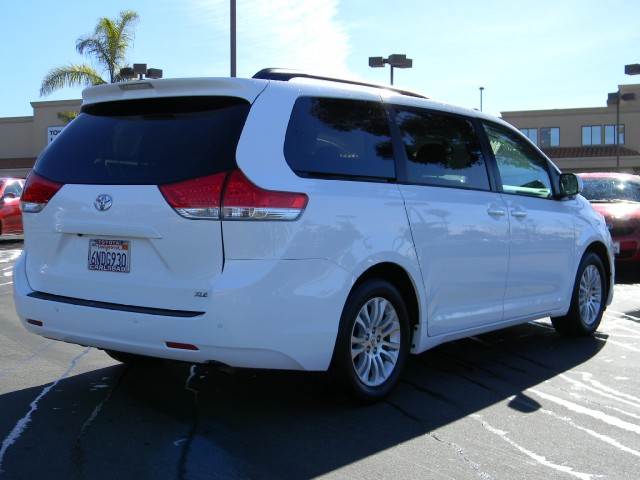 Toyota Sienna 2011 photo 4
