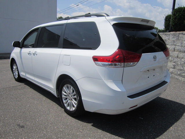 Toyota Sienna 2011 photo 1
