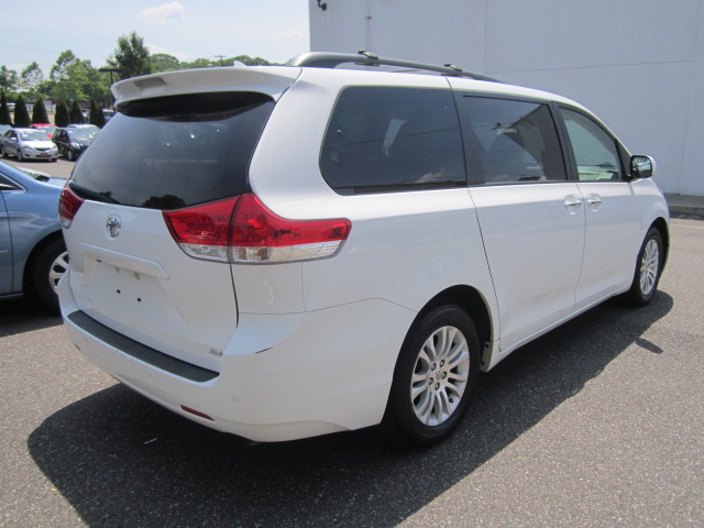 Toyota Sienna 2011 photo 2