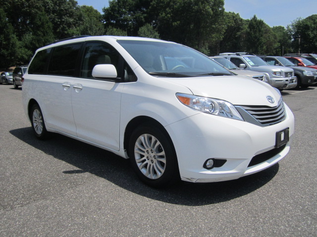 Toyota Sienna 2011 photo 3