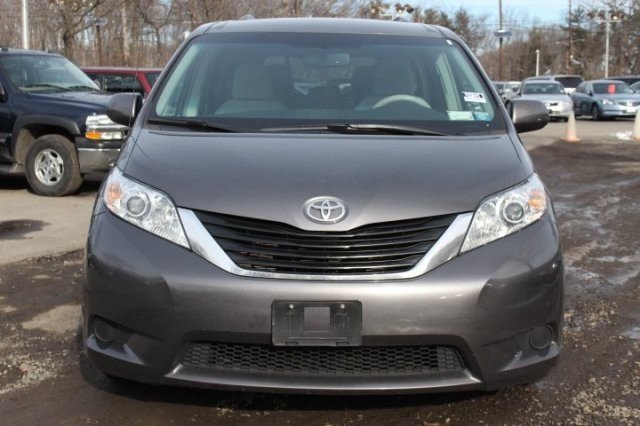 Toyota Sienna 2011 photo 1