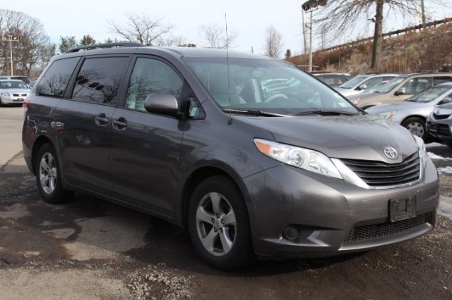 Toyota Sienna 2011 photo 2