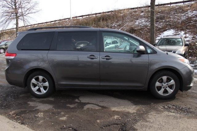 Toyota Sienna 2011 photo 3