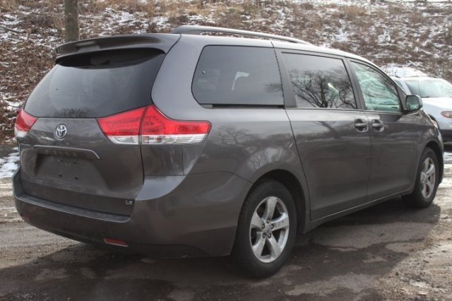 Toyota Sienna 2011 photo 4