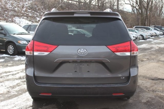 Toyota Sienna 2011 photo 5