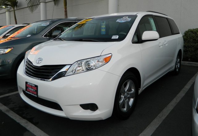 Toyota Sienna 2011 photo 2