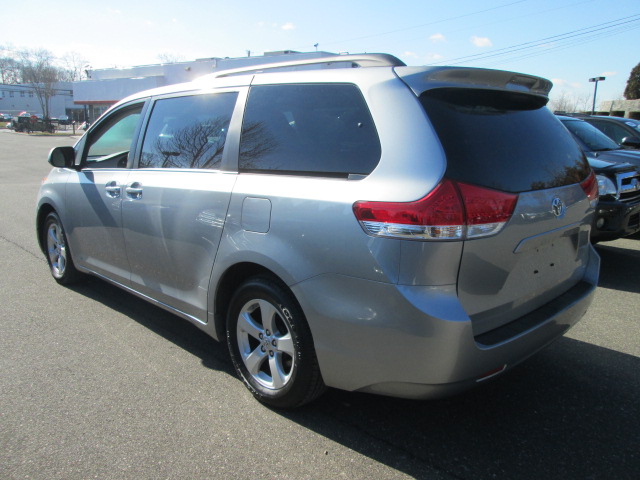 Toyota Sienna 2011 photo 1