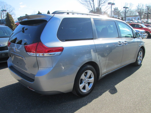 Toyota Sienna 2011 photo 2