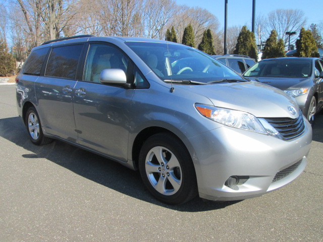Toyota Sienna 2011 photo 3