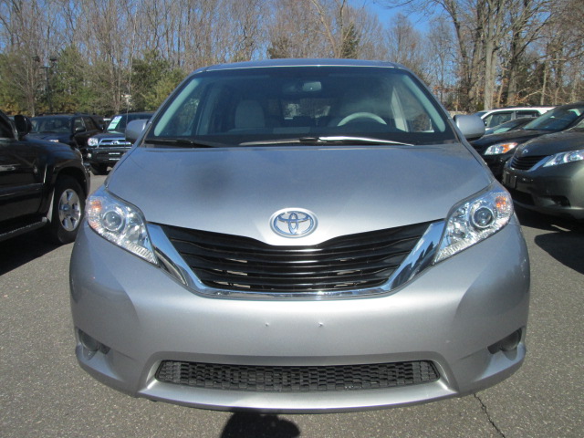 Toyota Sienna 2011 photo 4