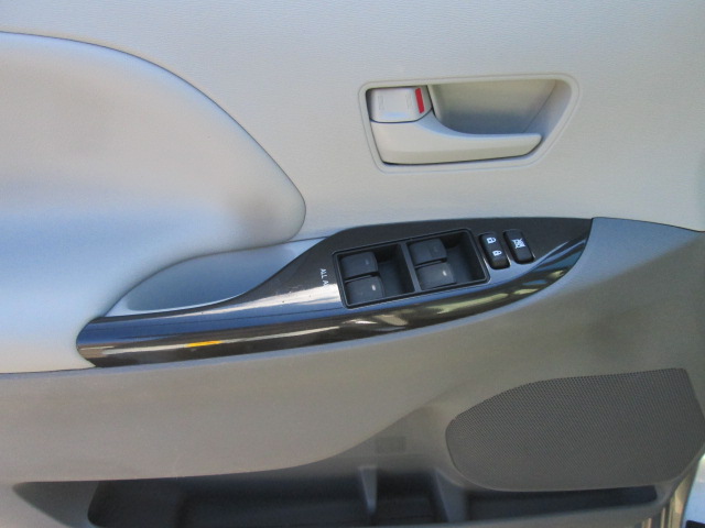 Toyota Sienna 2011 photo 5