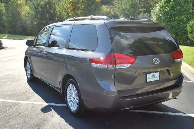 Toyota Sienna 2011 photo 1