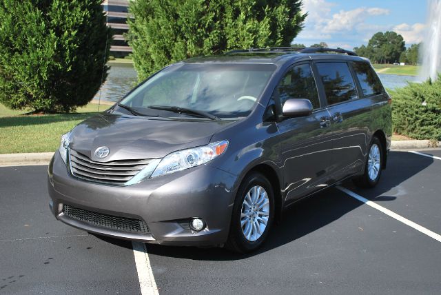 Toyota Sienna 2011 photo 3