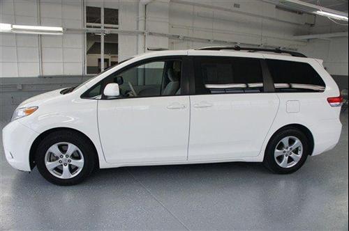 Toyota Sienna 2011 photo 1