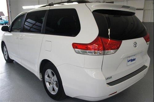 Toyota Sienna 2011 photo 2