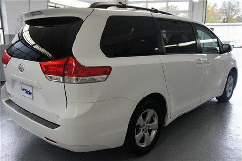 Toyota Sienna 2011 photo 4