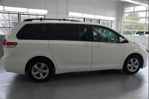 Toyota Sienna 2011 photo 5