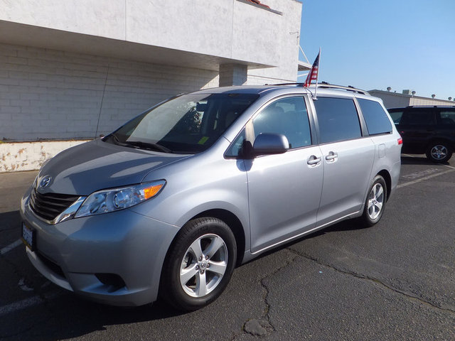 Toyota Sienna 2011 photo 1