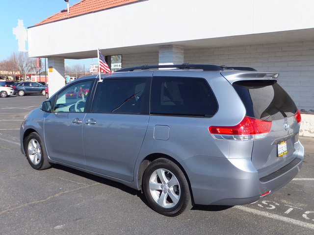 Toyota Sienna 2011 photo 2