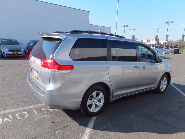 Toyota Sienna 2011 photo 3