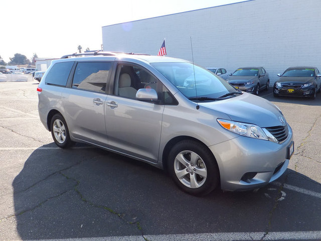 Toyota Sienna 2011 photo 4