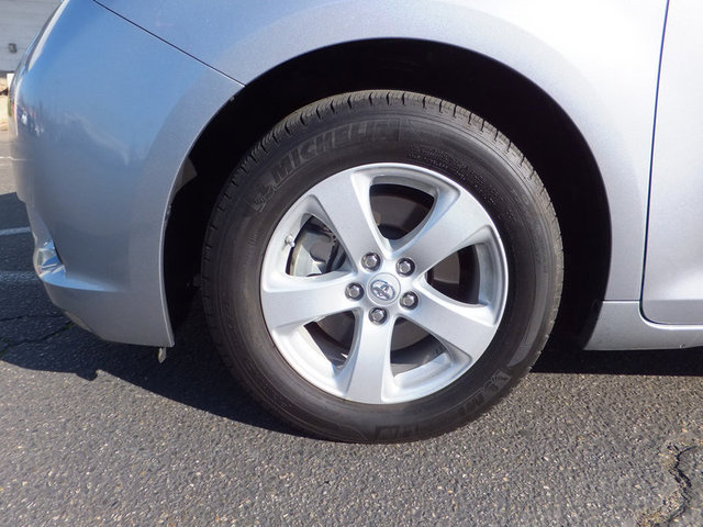 Toyota Sienna 2011 photo 5