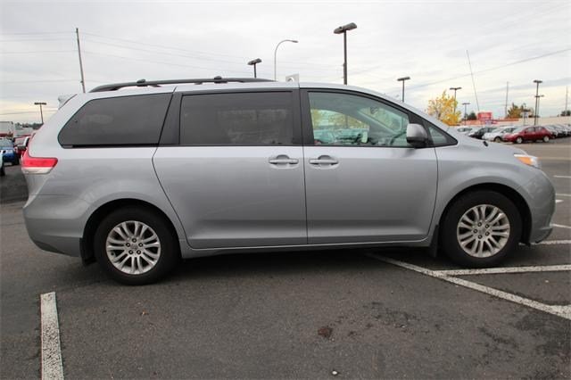 Toyota Sienna 2011 photo 1