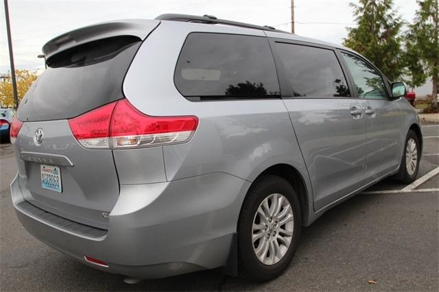 Toyota Sienna 2011 photo 2