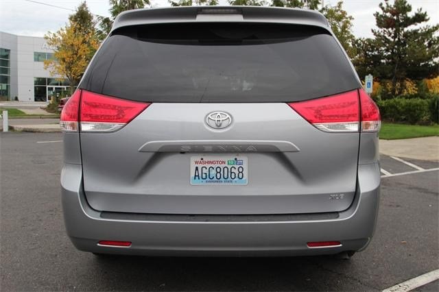 Toyota Sienna 2011 photo 3