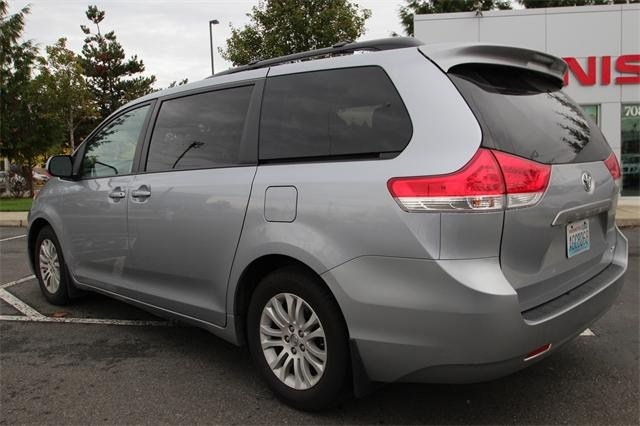 Toyota Sienna 2011 photo 4