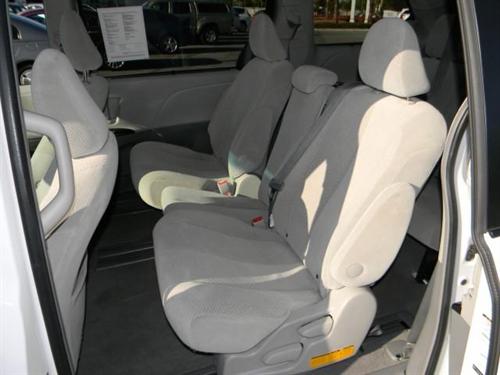 Toyota Sienna 2011 photo 1