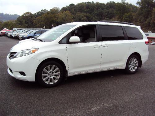 Toyota Sienna 2011 photo 2
