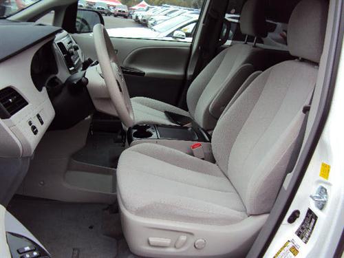Toyota Sienna 2011 photo 3