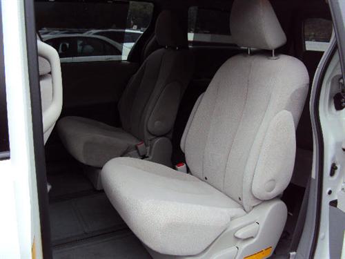 Toyota Sienna 2011 photo 4