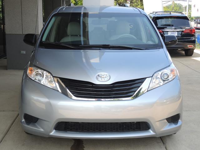 Toyota Sienna 2011 photo 1