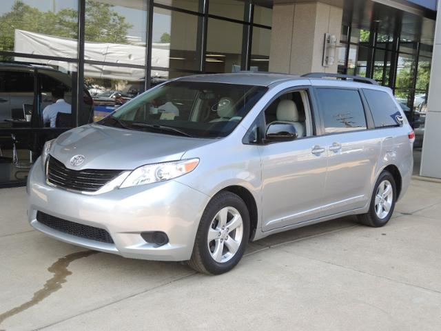 Toyota Sienna 2011 photo 2