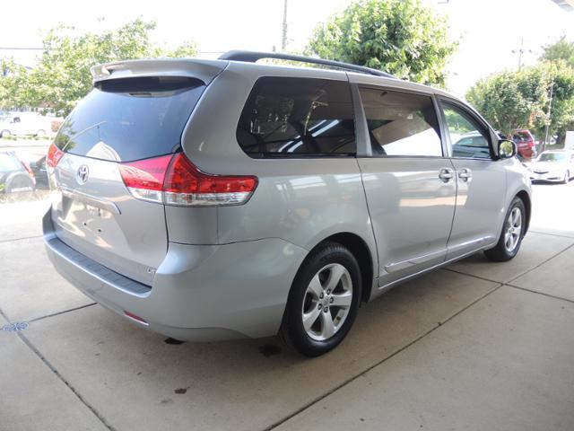 Toyota Sienna 2011 photo 3
