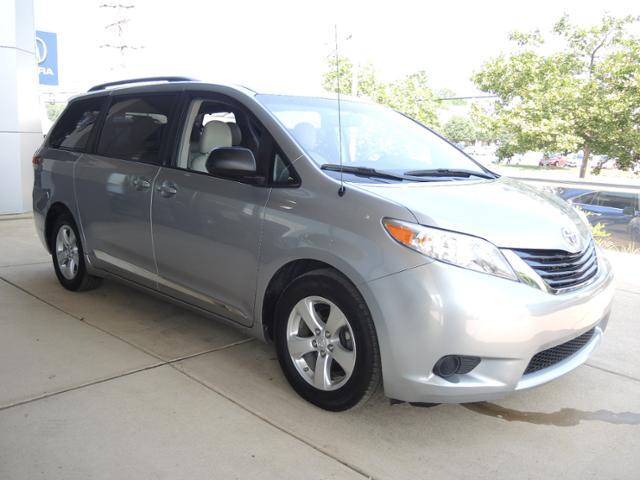 Toyota Sienna 2011 photo 4