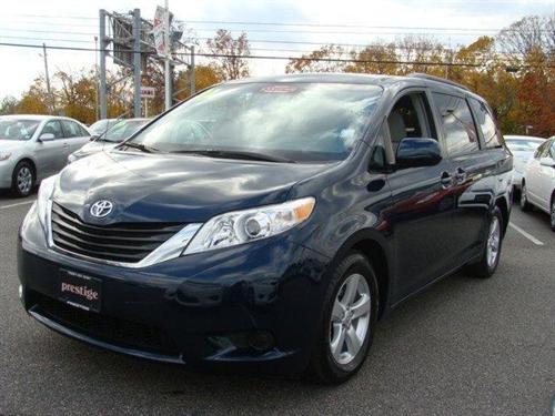 Toyota Sienna 2011 photo 1